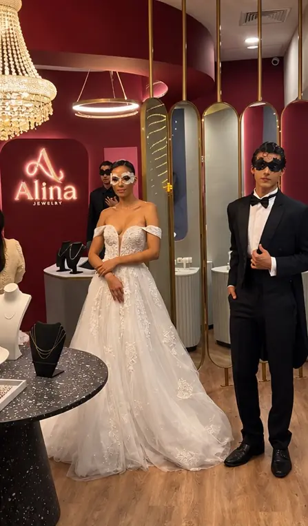 Pareja de novios en la tienda de Alina Joyería durante la apertura