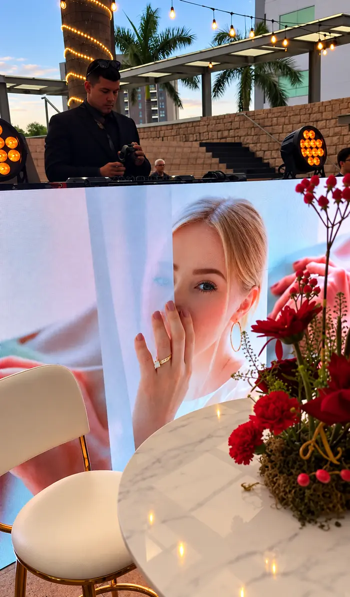 Terraza de la apertura de Alina Joyería con pantalla de campaña y arreglos de rosas