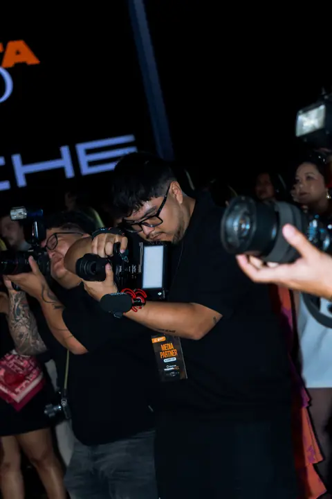 Fotógrafos y prensa cubriendo la pasarela